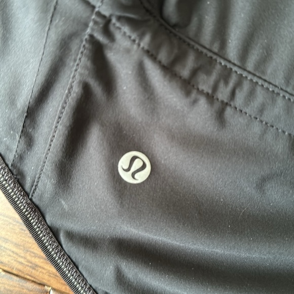 Lululemon kicking asphalt jacket size 4 - Picture 3 of 4